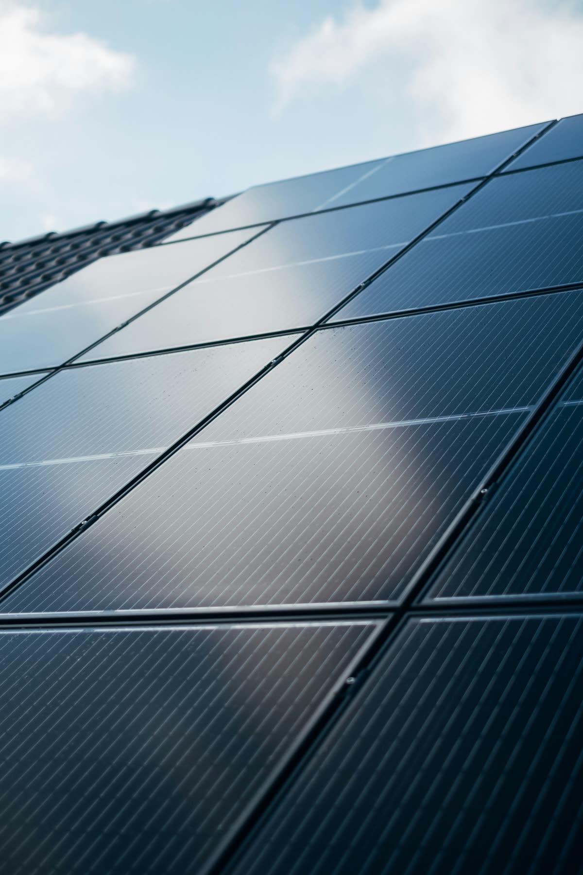 Pannelli fotovoltaici installati sul tetto di una casa